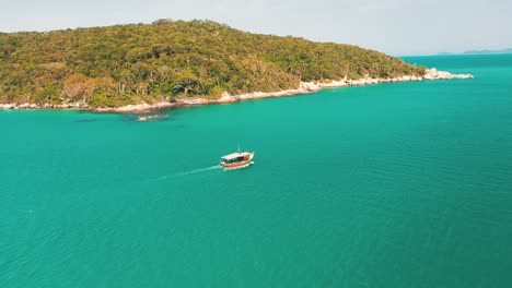 Schöne-Tropische-Landschaft-Luftaufnahme-Eines-Bootes-Auf-Dem-Türkisfarbenen-Brasilianischen-Meer-In-Der-Nähe-Einer-Regenwaldinsel