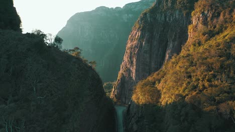 Impresionante-Carretera-De-Montaña-De-Selva-Tropical-Con-Grandes-Paredes-Rocosas-A-Ambos-Lados,-Serra-Do-Corvo-Branco,-Grao-Pará,-Santa-Catarina,-Brasil