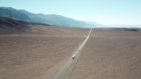Toma-Aérea-De-Autos-Conduciendo-Por-La-Carretera-Del-Desierto-En-El-Parque-Nacional-Del-Valle-De-La-Muerte,-California
