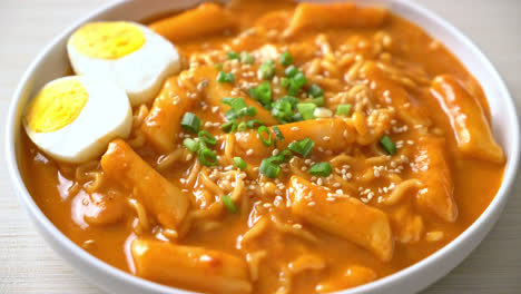 Korean-instant-noodle-and-Tteokbokki-in-Korean-spicy-sauce,-Rabokki---Korean-food-style