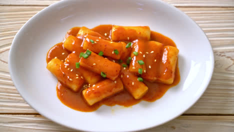 Palito-De-Pastel-De-Arroz-Coreano-En-Salsa-Picante---Tteokbokki