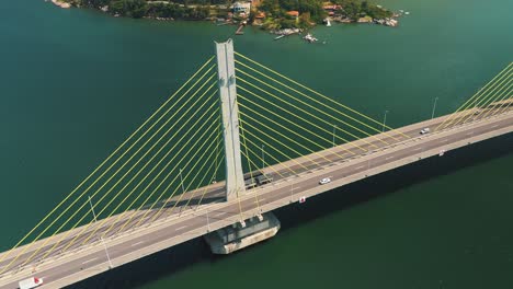 Erstaunlicher-Luftbildbrückenverkehr-über-Dem-Türkisfarbenen-Ozean,-Gelegen-In-Laguna,-Santa-Catarina,-Brasilien