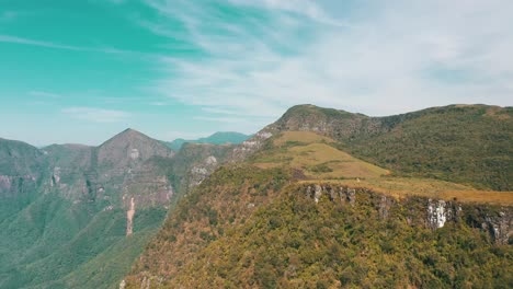 Aerial-cinematic-establishing-shot-of-brazilian-rainforest-canyon-mountains-and-plateau