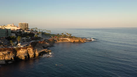 Panoramic-View-Of-La-Jolla-Cove-And-Beach-With-Hotels-On-Cliffs-At-Sunrise-In-La-Jolla,-San-Diego,-California