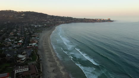 Wellen-Vom-Pazifischen-Ozean,-Die-Nach-Sonnenaufgang-In-San-Diego,-Kalifornien,-Am-Sandstrand-In-La-Jolla-Angespült-Werden