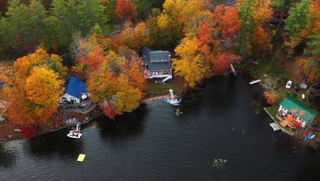 Drone-Aerial-View-of-Lake-Houses-and-Autumn-Leaf-Colors-in-American-Countryside