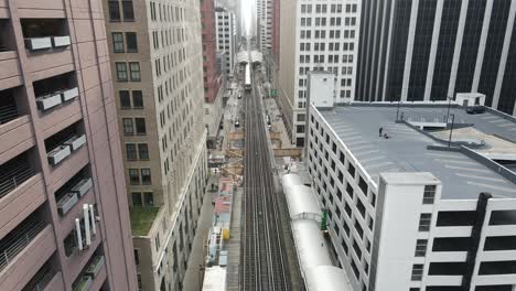 Chicago-L-train-in-downtown-area