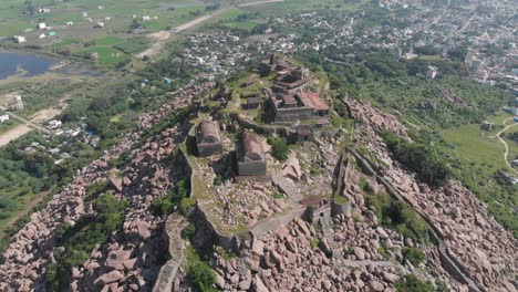 Sehen-Sie-Die-Mischung-Aus-Altem-Krishnagiri-Fort,-Umgeben-Von-Der-Modernen-Stadt-Und-Infrastruktur-Unten