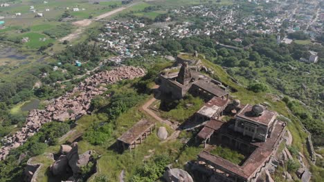 Altes-Historisches-Fort-In-Indien,-Das-Auf-Einem-Berg-Mit-Unglaublicher-Landschaft-Ruht