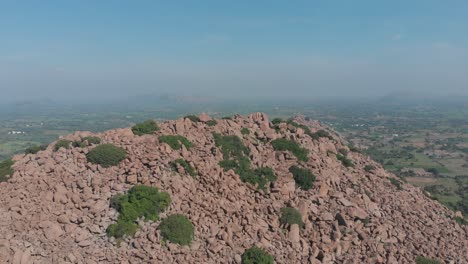Orangefarbene-Felsen,-Die-Einen-Berg-In-Indien-Bedecken,-Mit-Einer-Erstaunlichen-Grünen-Landschaft-Um-Ihn-Herum