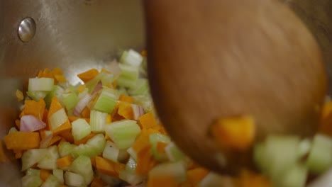 Gemüsemischung-Im-Kochtopf-Mit-Einem-Holzlöffel-Umrühren