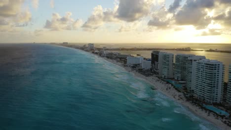 Drone-Desciende-Sobre-El-Golfo-De-México,-Hermosa-Puesta-De-Sol-En-El-Paraíso
