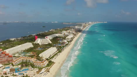 Drohne-Fliegt-über-Die-Hotelzone-Von-Cancun