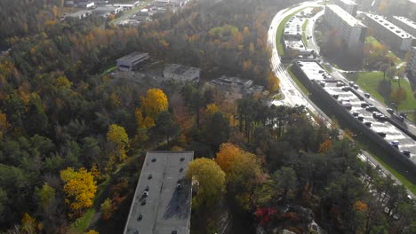 Aerial-Dolly-Vorwärts-über-Die-Stadt-Im-Herbst
