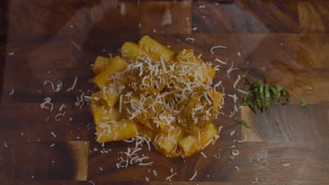 Küchenchef-Verleiht-Pasta-Mit-Fleischbällchen-Und-Gemüsesoße-Den-Letzten-Eleganten-Schliff