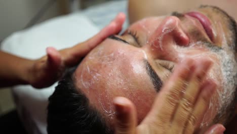Nahaufnahme-Junger-Mann-Trägt-Hautpflegecreme-Auf-Gesicht-Auf,-Mann-Mit-Gesichtscreme,-Gesunde-Hautpflegebehandlung,-Spa-gesichtsmassageprozess,-Entspannend
