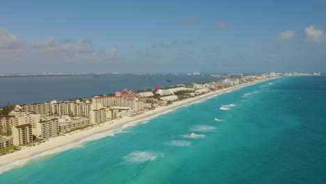 Panoramablick-Aus-Der-Vogelperspektive-Auf-Die-Hotelzone-Von-Cancun