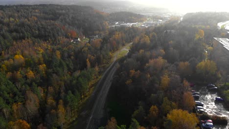 Herbstlandschaft-Zur-Goldenen-Stunde,-Stadtrand