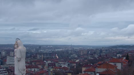 Blick-über-Dimitrovgrad,-Die-Heilige-Marienstatue,-Die-Höchste-überall,-Mit-Blick-über-Die-Stadt