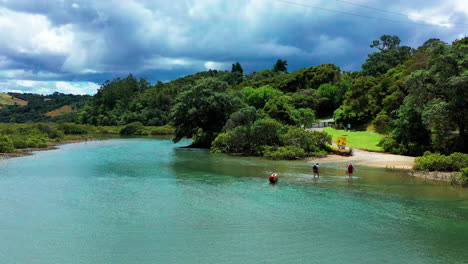 Touristen-überqueren-Bei-Sommerwetter-In-Neuseeland-Einen-Flachen-Bach