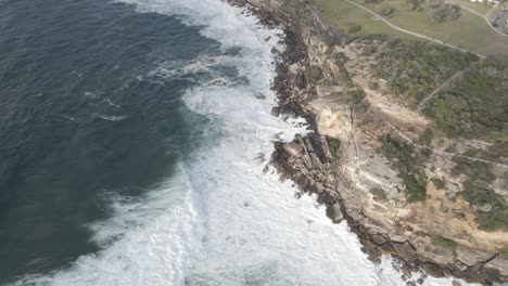 Ocean-Waves-Crashing-Against-Rocky-Cliffs-Of-Dolphins-Point-In-Gordons-Bay---Coogee-Beach-In-Sydney,-NSW,-Australia