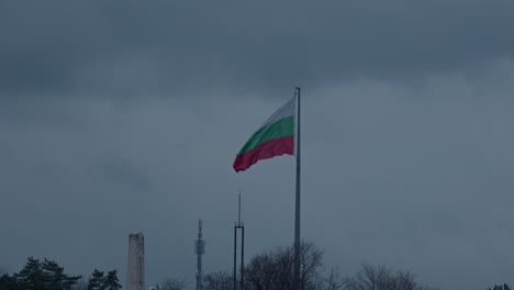 Zeitlupe-Der-Bulgarischen-Flagge,-Die-An-Einem-Düsteren,-Nassen-Nachmittag-Mit-Dem-Wind-Weht