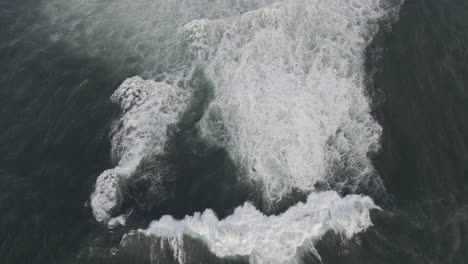Gordons-Bay-Bommie-Waves-Breaking-And-Splashing-On-Rocky-Cliffs---Dangerous-Surfing-Spot-Near-Coogee-Beach---Sydney,-NSW,-Australia