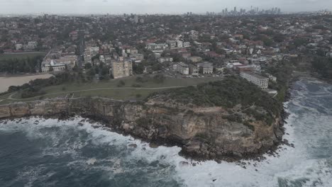 Coogee-City-With-Gordons-Bay-Beach-On-A-Stormy-Day---Dangerous-Waves-Crashing-On-Cliffs---Sydney,-NSW,-Australia