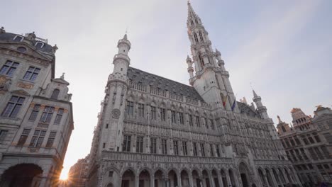 Sunset-next-to-the-town-hall-at-the-Grand-Square-in-Brussels,-Belgium