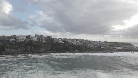 Reveal-Shot-Of-Houses-Situated-On-Cliffs-With-Stormy-Waves-Near-Gordons-Bay---Cliffbrook-Parade-In-Coogee,-NSW,-Australia