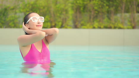 Asiatische-Frau,-Die-Im-Schwimmbad-Sich-Entspannt