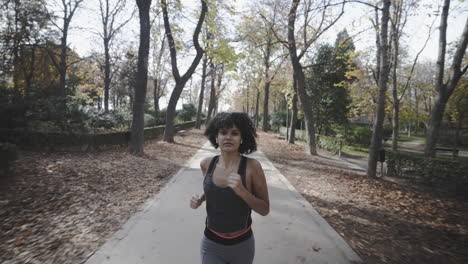Ebenholz-Athlet-Power-Running-Im-Herbst-Im-Retiro-Park-Madrid-Spanien