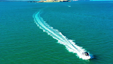 Motorboot-Segeln-Auf-Blauem-Meer-Mit-Rückspülung-Im-Sommer-In-Neuseeland