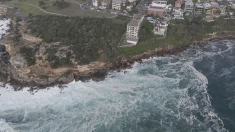 Luftaufnahme-Von-Coogee-City---Meereswellen,-Die-An-Klippen-Und-Gordons-Bay-Brechen---Küstenvorort-In-Sydney,-Nsw,-Australien