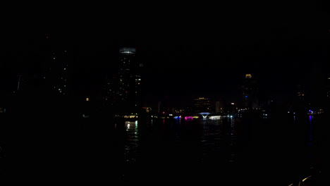 Bangkok-stadt-Mit-Chao-praya-fluss-Bei-Nachtansicht-Vom-Boot-In-Thailand