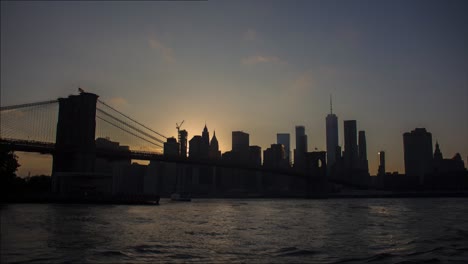 New-Yorker-Zeitraffer-Mit-Der-Brooklyn-Bridge,-Die-Durch-Sonnenuntergang,-Dämmerung-Und-Nacht-Geht