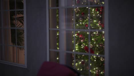 Hermoso-árbol-De-Navidad-En-El-Salón-De-La-Casa-Familiar,-Hogar-Americano-Festivo