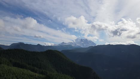 Großartige-Luftaufnahme-Des-Mount-Rainier-An-Einem-Bewölkten-Tag,-Der-Seitwärts-Fliegt