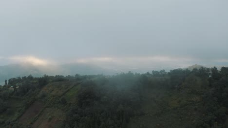 Cima-De-Las-Montañas-Durante-El-Clima-Frío-Y-Brumoso-En-Guatemala---Vista-Aérea-De-Drones