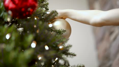 Person-Hängende-Kugeldekoration-Am-Weihnachtsbaum,-Festliche-Winterszene