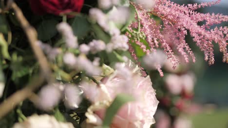 Blumendekoration-Auf-Hexagon-Hochzeitsbogen-Am-See-Defocus-Closeup-Zeitlupe