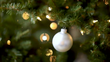 Weihnachtskugel-Festliche-Dekoration-Auf-Baum,-Nahaufnahmekonzept