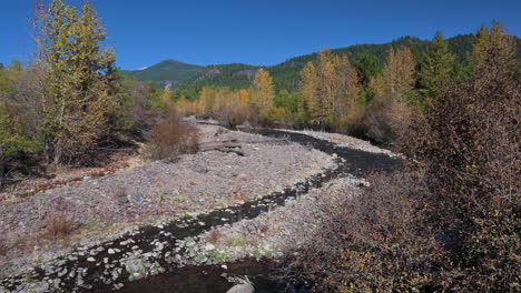 Steiniger-Fluss-Mit-Bunten-Bäumen-In-Zentralkalifornien-Während-Der-Herbstsaison---Statische-Aufnahme