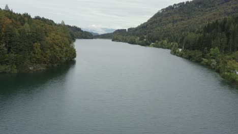 Freibach-reservoir-in-the-South-Austrian-Alps-on-cloudy-day,-Aerial-pan-right-reveal-shot
