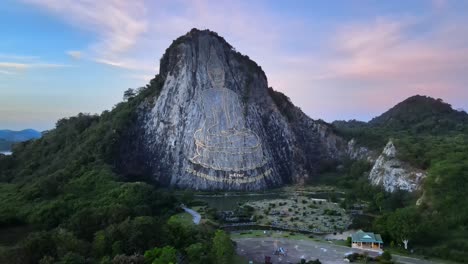 4k-drohnenaufnahmen-Vom-Buddha-berg-In-Pattaya,-Wo-Ein-Bild-Von-Buddha,-Sitzend-Mit-Gekreuzten-Beinen,-In-Gold-In-Die-Nordwand-Eines-Kalksteinhügels-In-Khao-Chi-Chan,-Thailand,-Eingraviert-Wurde