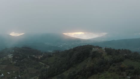Antena-De-Drones-Volando-Alto-Sobre-Hermosas-Montañas-Verdes-Durante-Un-Día-Nublado-Con-Paisajes-Volcánicos-En-Guatemala