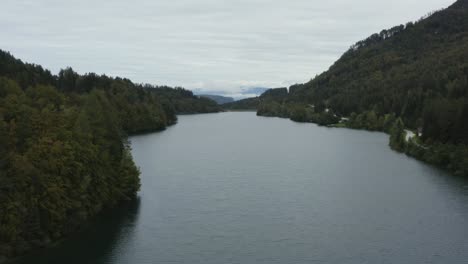 Wide-view-of-Freibach-reservoir-at-south-Austrian-Alps-on-an-overcast-day,-Aerial-flyover-shot