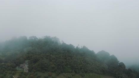 Fliegen-Hoch-Oben-Auf-Den-Bergen-über-Einem-Nebligen-Wolkenwald-In-Guatemala