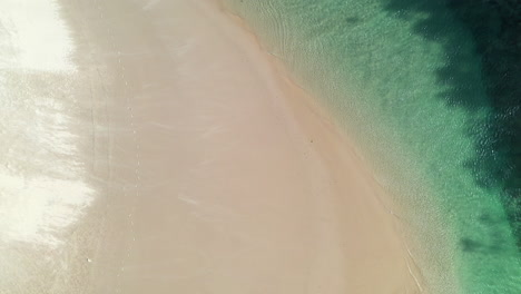 Aufsteigende-Drohnenaufnahme-Des-Windes,-Der-Sand-über-Eine-Sandbank-Am-Hutkopf,-New-South-Wales,-Australien,-Bläst