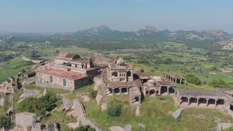 Luftaufnahme-Des-Krishnagiri-Fort-Gebäudekomplexes,-Der-Auf-Einem-Grünen-Berg-Steht